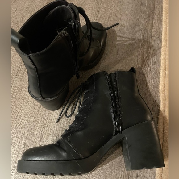 High-heeled boots - Picture 3 of 6